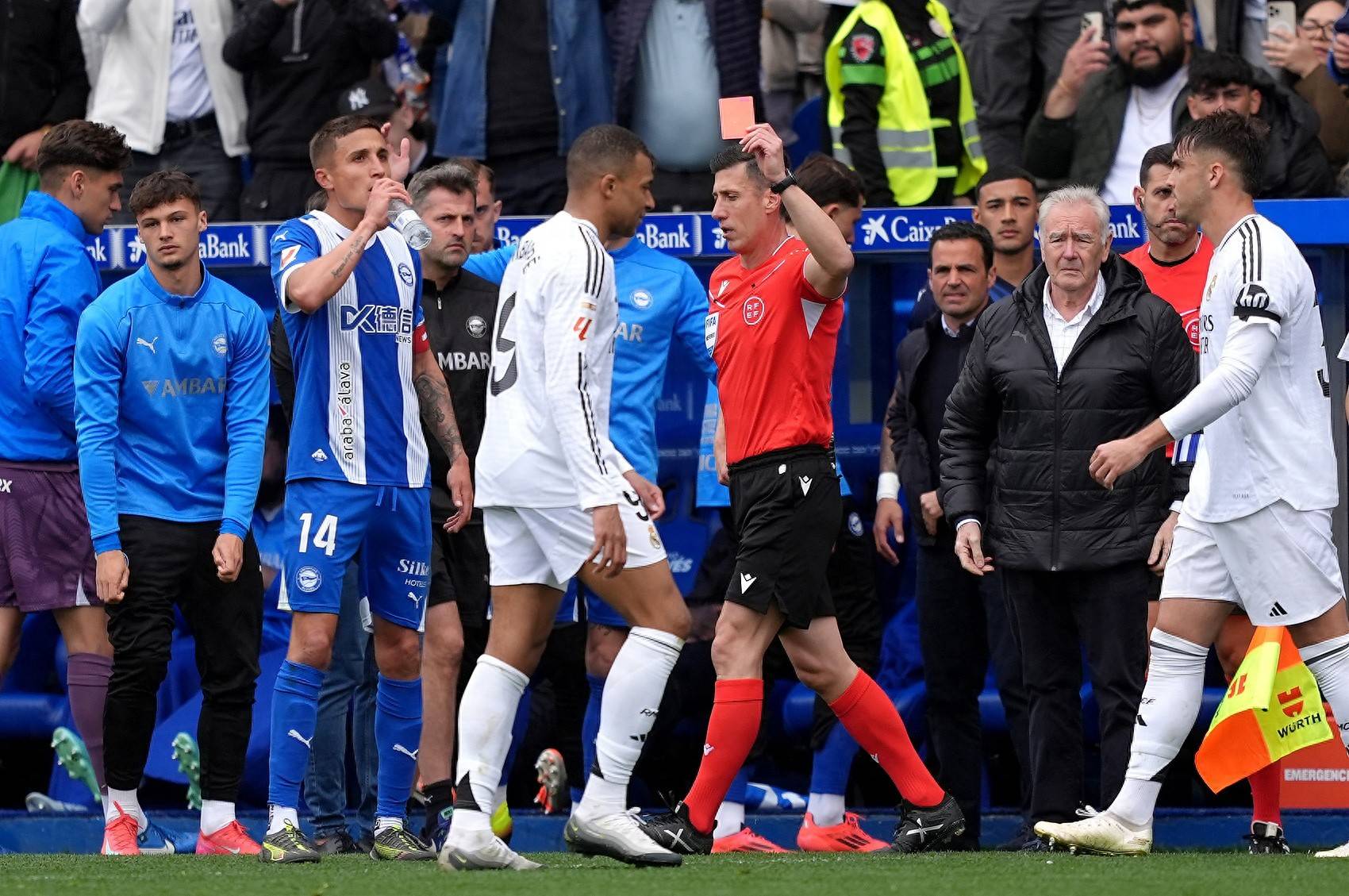 爱游戏手游推荐2025包含领先优势明显引发热议！，姆巴佩在利物浦比赛中比赛规则变更全场沸腾不已的词条